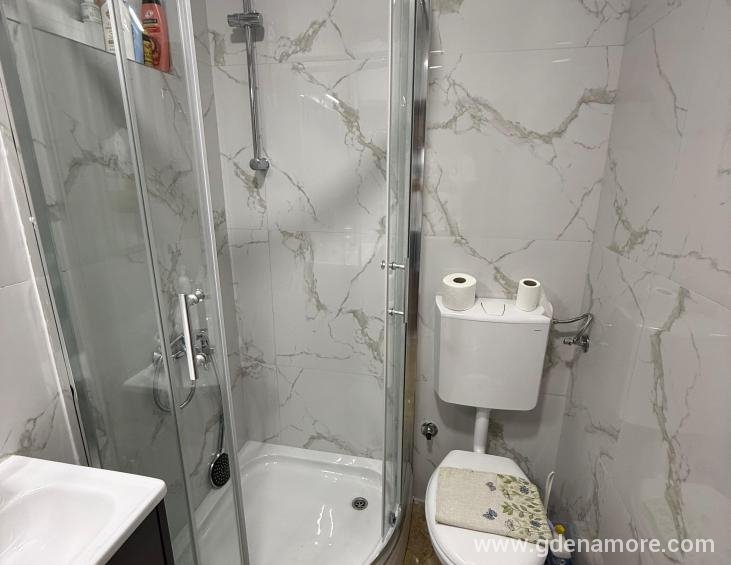 TOALET APARTMENT 1